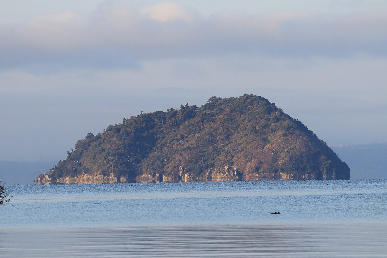 琵琶湖に浮かぶ竹生島