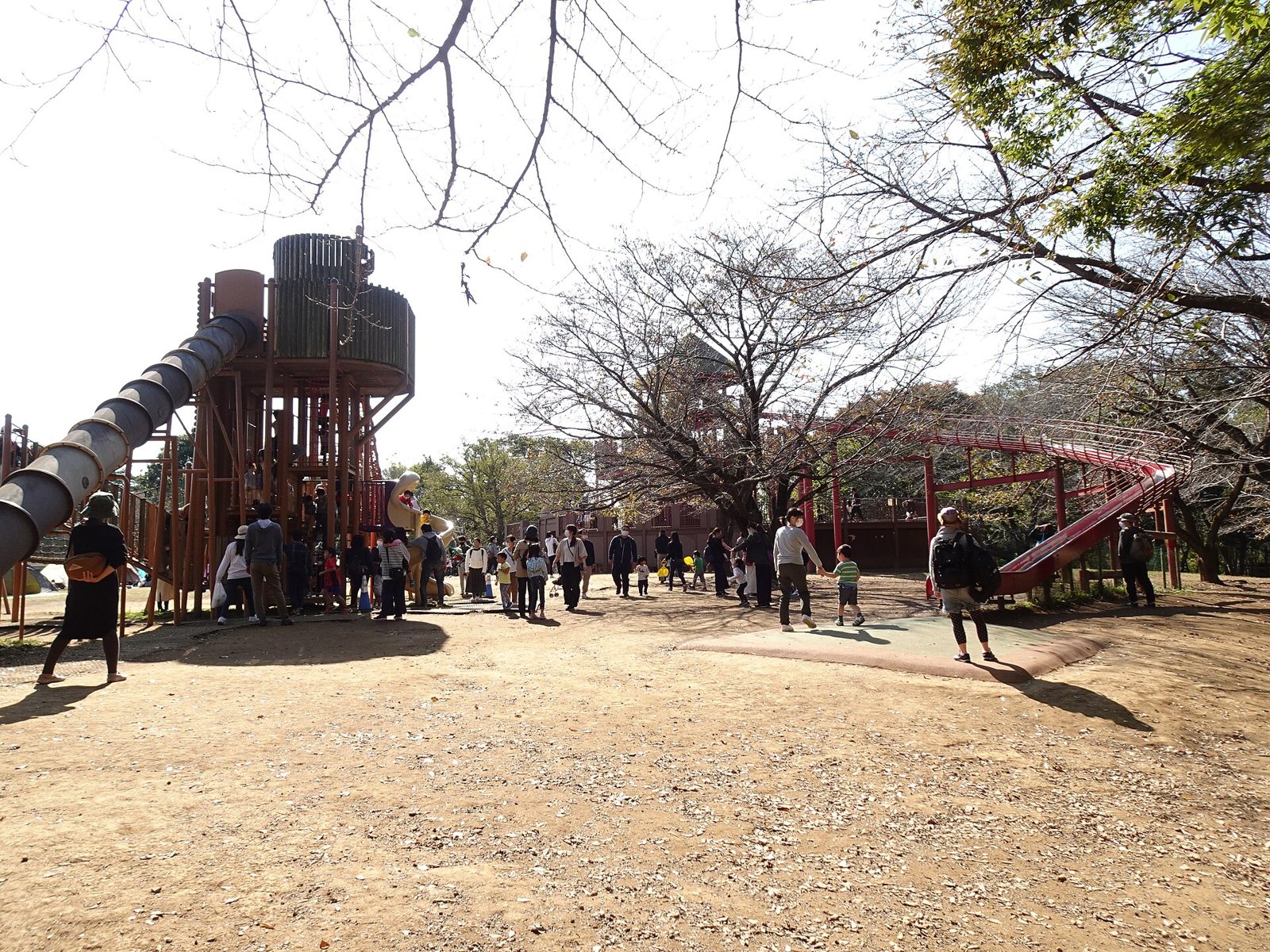 ふなばしアンデルセン公園の大型遊具で遊ぶ家族