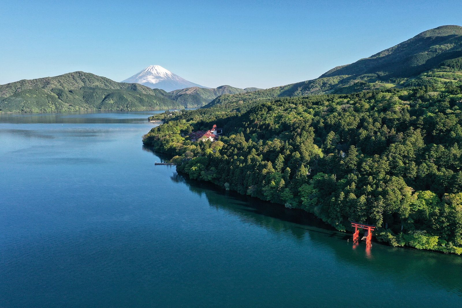 芦ノ湖と富士山。湖畔に箱根神社の平和の鳥居が立つ