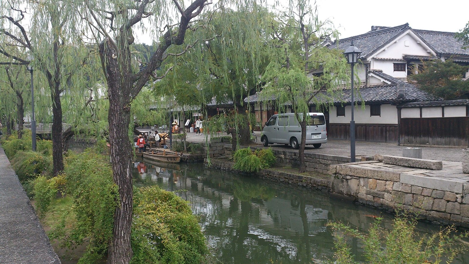 倉敷美観地区。柳並木と白壁の蔵が並ぶ倉敷川沿い