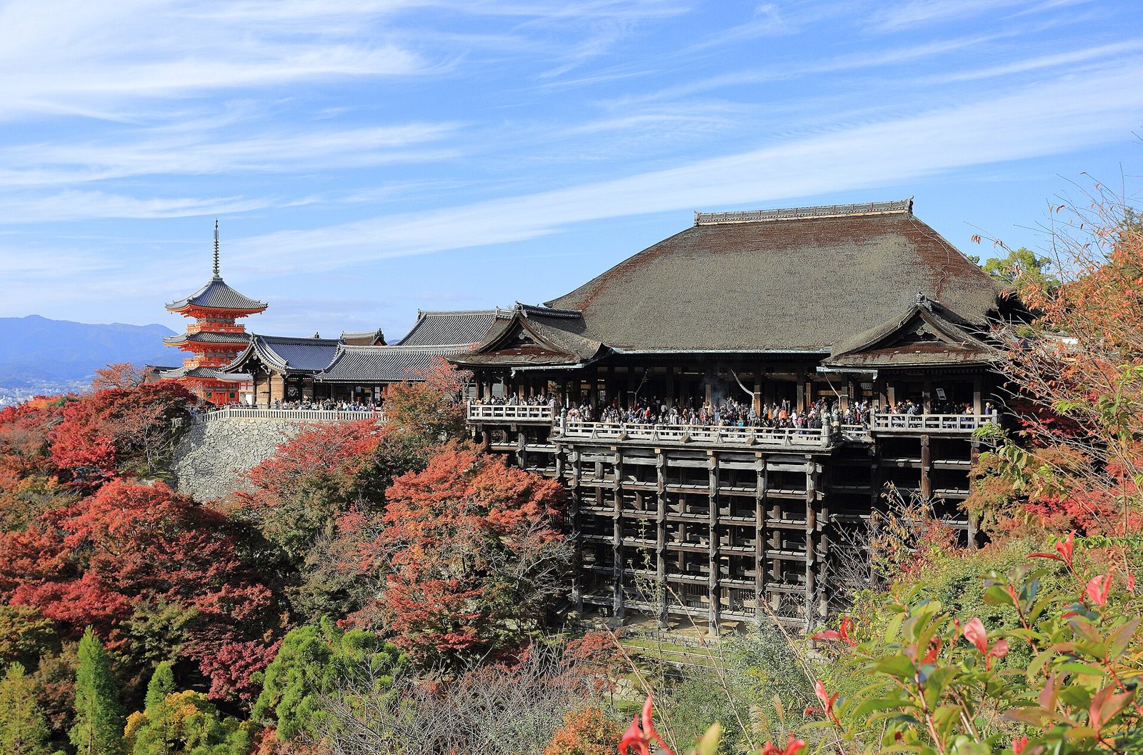 紅葉に包まれた清水寺の舞台と三重塔(京都・東山)