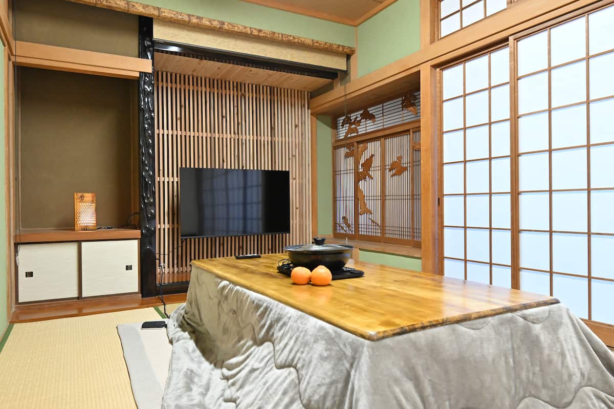 みかんが置かれたこたつのある和室
