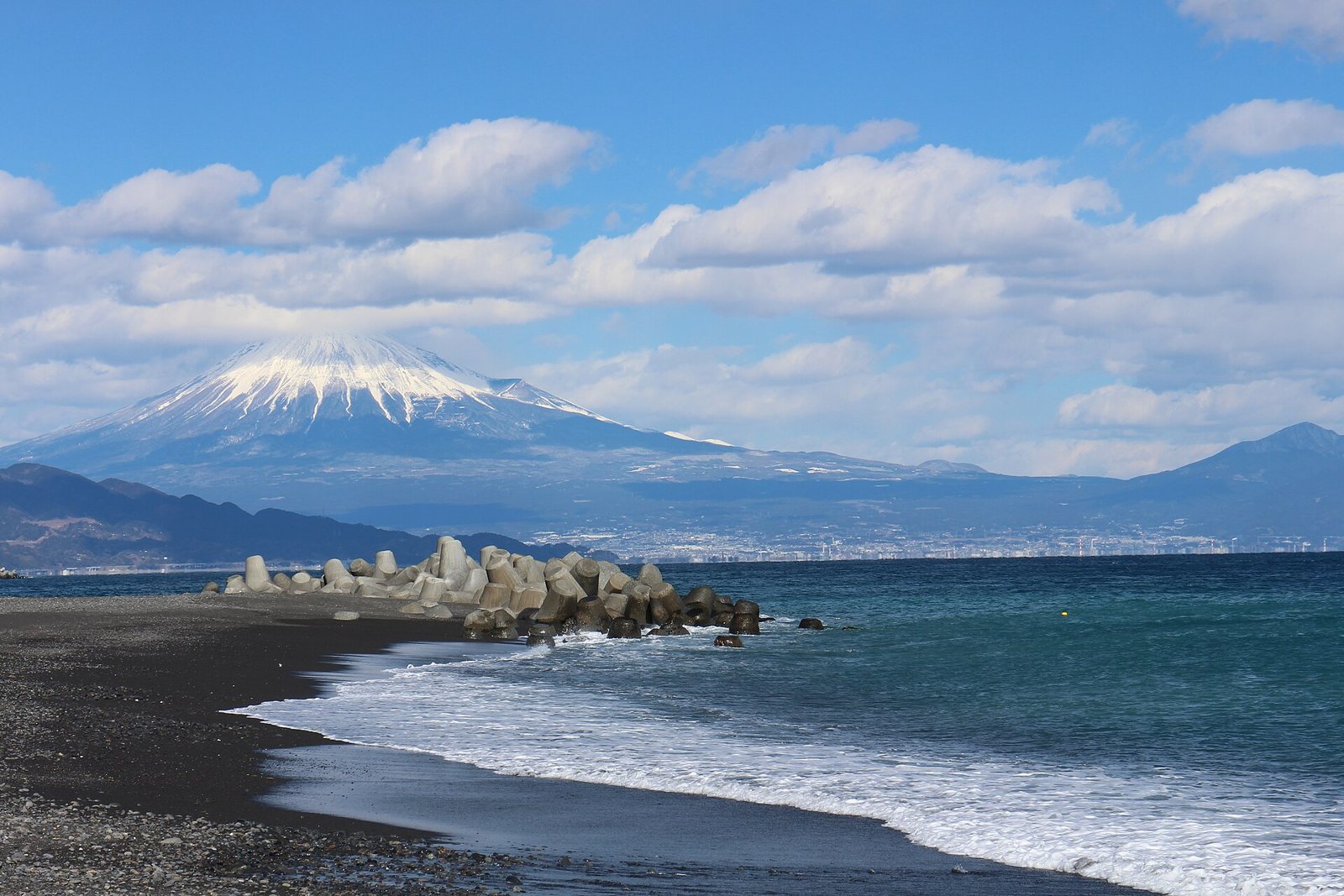 三保松原の浜辺から望む富士山(静岡)