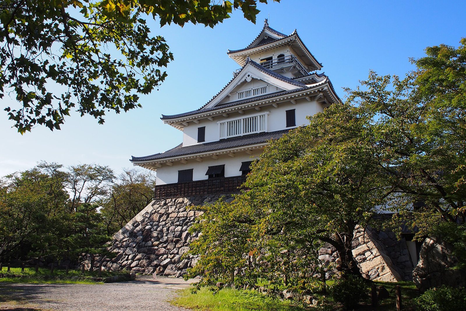 琵琶湖畔・豊公園にたつ長浜城