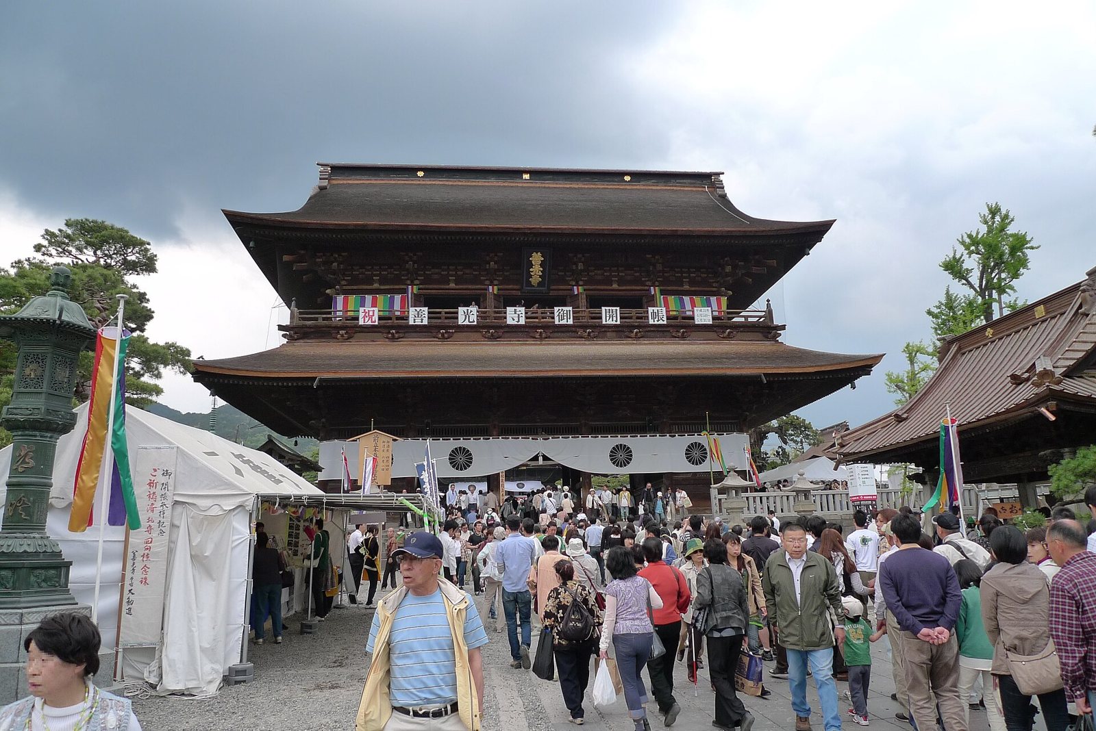 善光寺の山門と参道を歩く人々