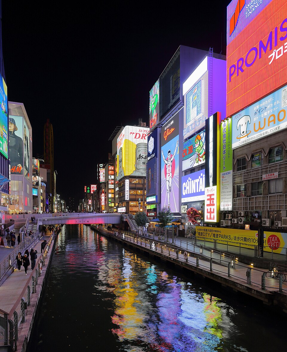 夜の道頓堀。ネオンが川面に映る