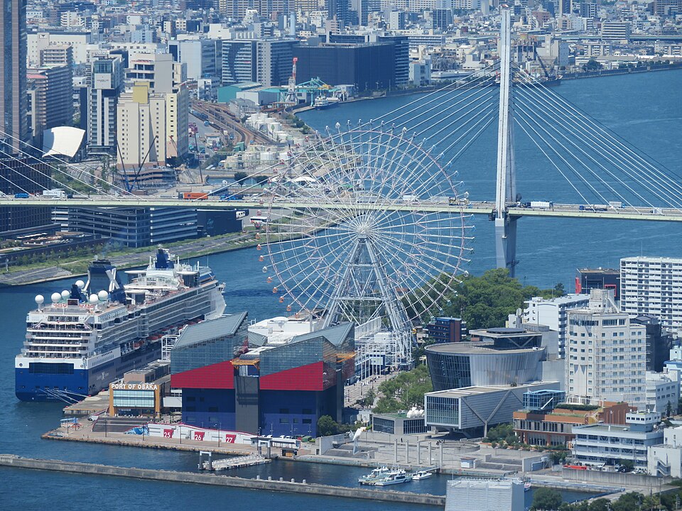 天保山の大観覧車と海遊館を望むベイエリア
