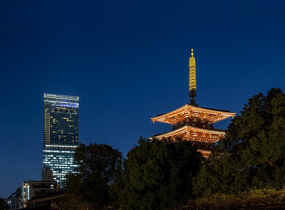 四天王寺の五重塔とあべのハルカスの夜景