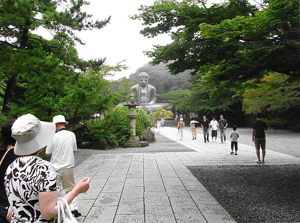 緑に囲まれた高徳院の鎌倉大仏