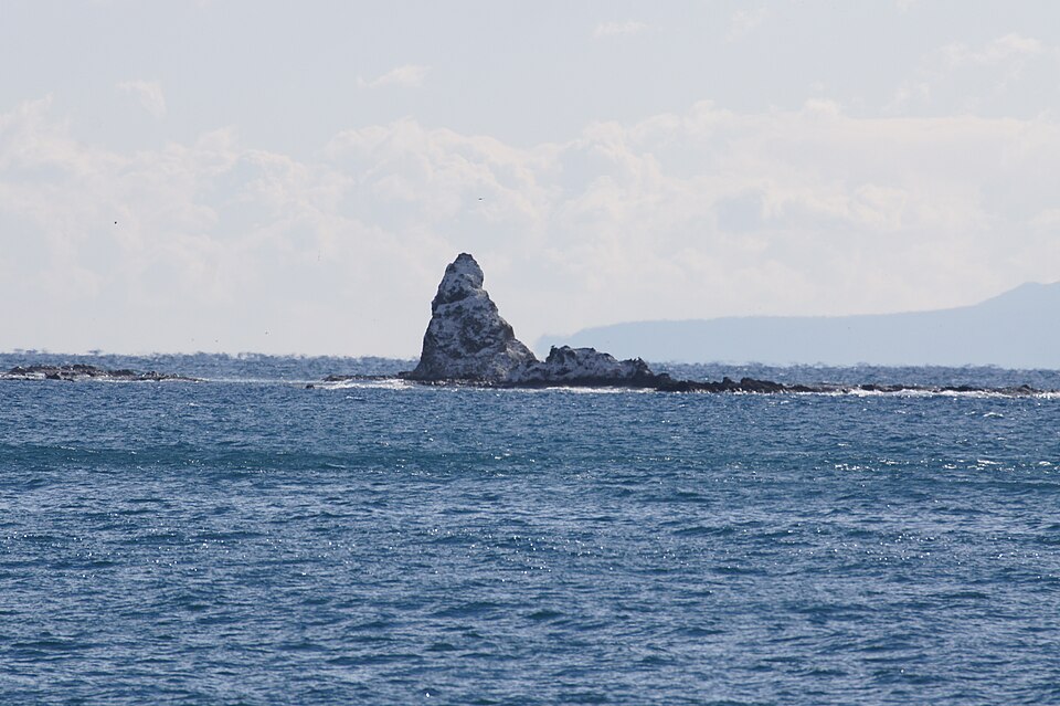 茅ヶ崎沖に浮かぶ烏帽子岩