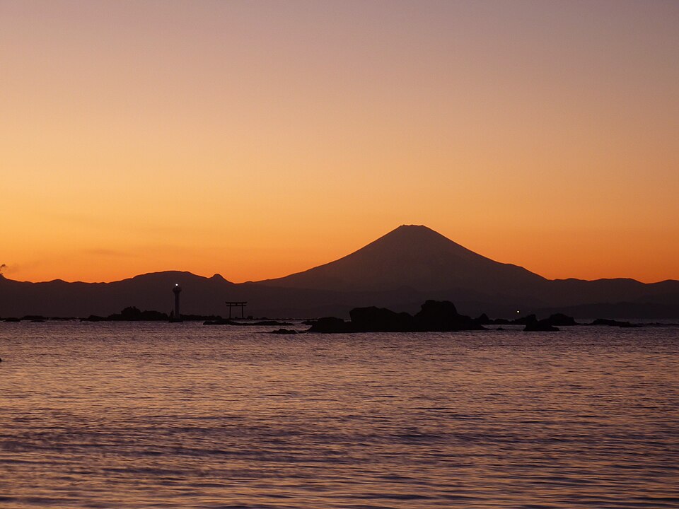 葉山・森戸海岸の夕景。海に浮かぶ鳥居の向こうに富士山のシルエット