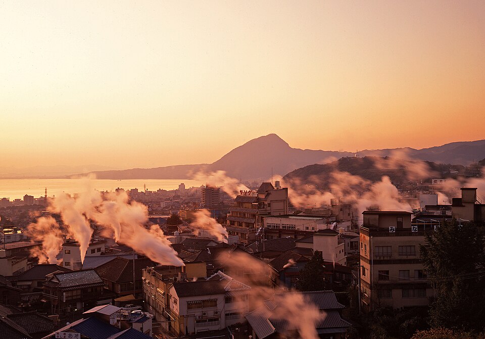 夕暮れの別府。街のあちこちから湯けむりが立ちのぼる