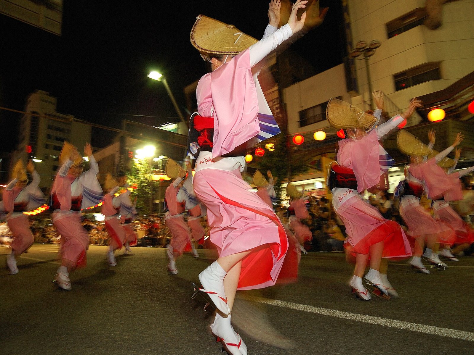 夜の徳島の街を踊り歩く阿波おどりの女踊り