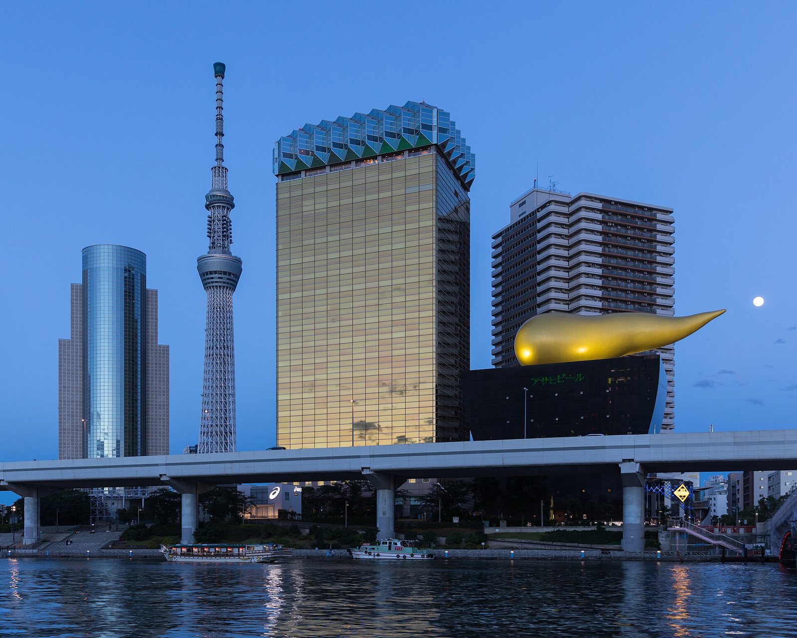 隅田川越しに望む東京スカイツリーと浅草の街並み
