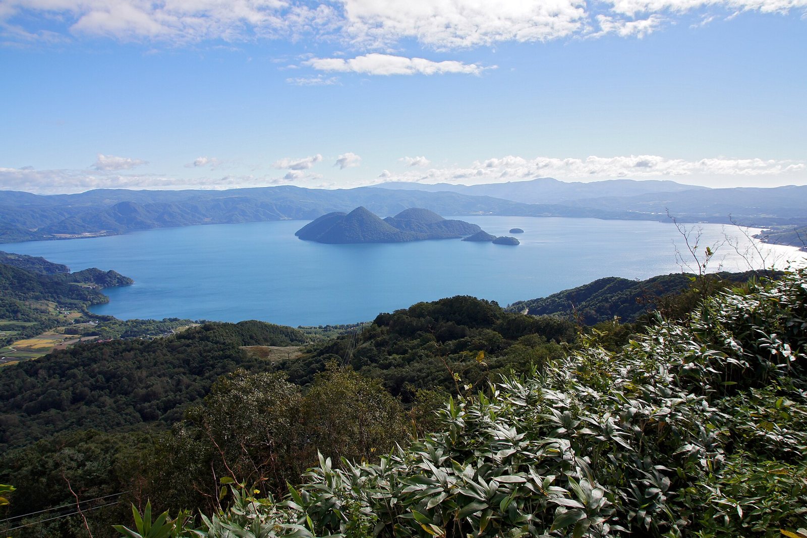 洞爺湖と湖に浮かぶ中島を見下ろす